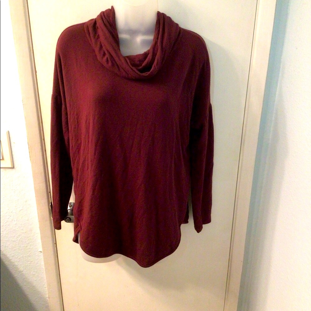 Oversized slouchy neck  signature soft Lou & Grey burgundy shirt S